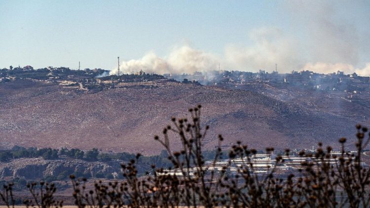 El humo se eleva sobre el Líbano tras un ataque israelí, visto desde el norte de Israel.