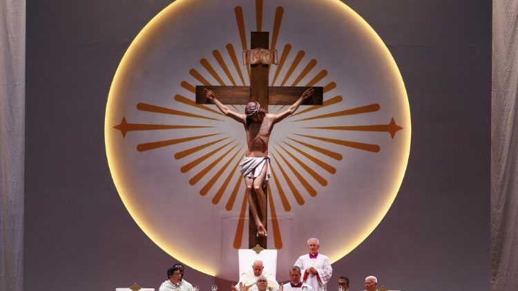 सिंगापुर में ख्रीस्तयाग अर्पित करते संत पापा फ्राँसिस