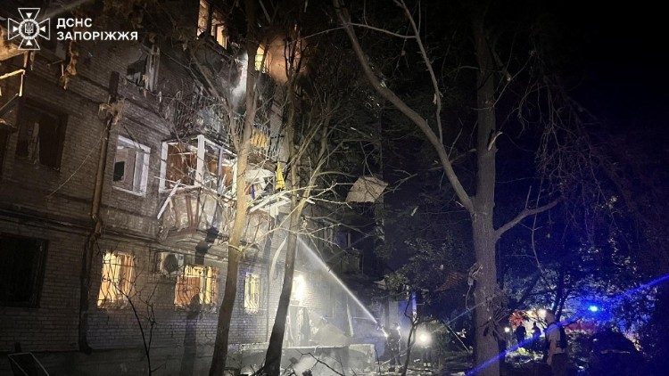 Bombeiros e equipes de resgate trabalham em um local de um prédio de apartamentos danificado por um ataque aéreo russo, em meio ao ataque russo à Ucrânia, em Zaporizhzhia, Ucrânia, nesta foto divulgada em 23 de setembro de 2024. Press service of the State Emergency Service of Ukraine in Zaporizhzhia region/Handout via REUTERS 