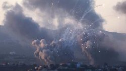Colonne di fumo si alzano in Libano, lungo il confine con Israele