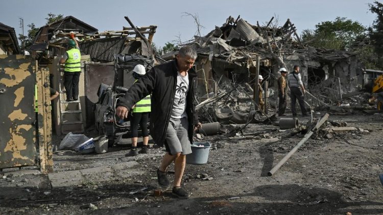 Um homem remove escombros em um local de uma área residencial fortemente danificada por um ataque aéreo russo, em meio ao ataque da Rússia à Ucrânia, em Zaporizhzhia, Ucrânia, em 26 de setembro de 2024. REUTERS/Stringer