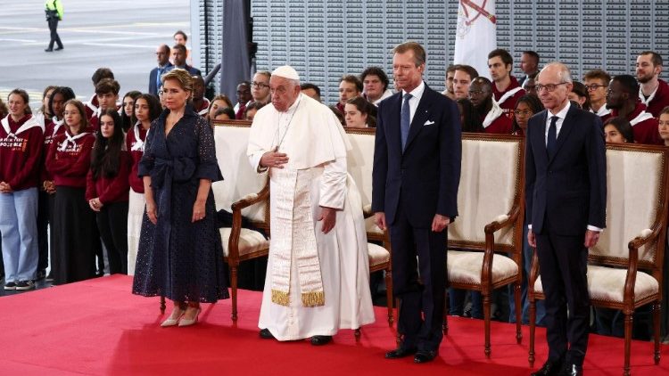 हवाई अड्डे में संत पापा का स्वागत