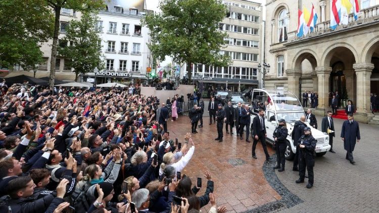 लक्समबर्ग के लोग संत पापा के स्वागत में