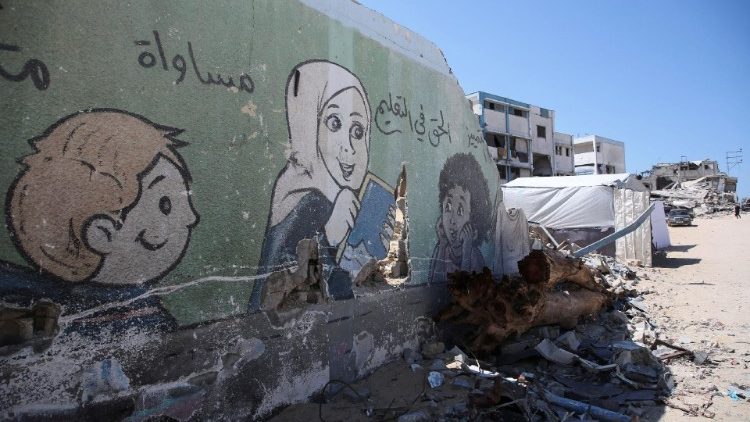 Mur d'une école endommagée à Khan Younès, au sud de la bande de Gaza.