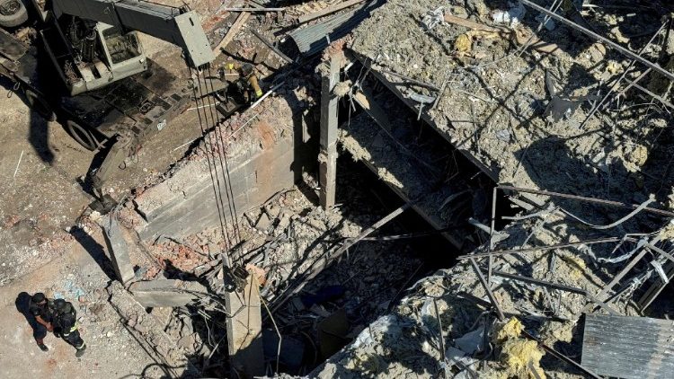 Membros dos serviços de emergência no local onde um hotel foi atingido por um míssil em Kramatorsk, região de Donetsk, depois que autoridades locais disseram que a Rússia lançou vários ataques na região ucraniana, em meio ao ataque russo à Ucrânia, em 25 de agosto de 2024. REUTERS/Vitalii Hnidyi/Foto de arquivo