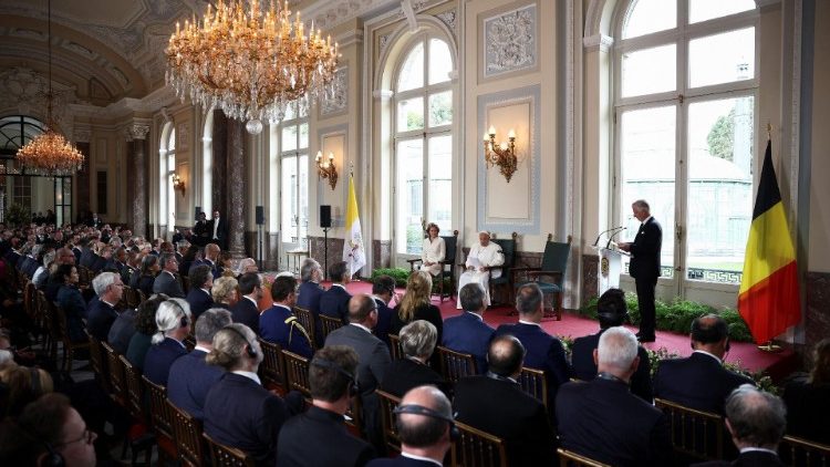 बेल्जियम में अधिकारियों से मुलाकात करते संत पापा फ्राँसिस