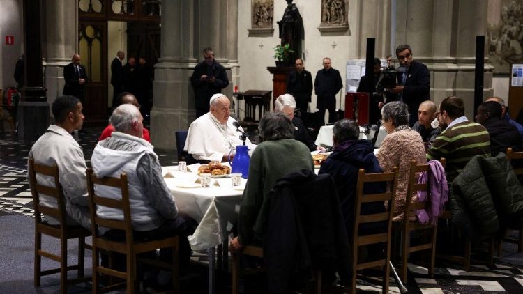संत पापा ने संत गिल्स गिरजाघऱ में गरीब शरमार्थियों के साथ नास्ता किया