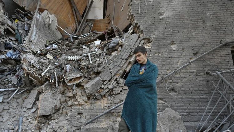 Vladyslav, 14, está ao lado de seu apartamento destruído por um ataque aéreo russo, em meio ao ataque da Rússia à Ucrânia, em Zaporizhzhia, Ucrânia, em 29 de setembro de 2024. REUTERS/Stringer