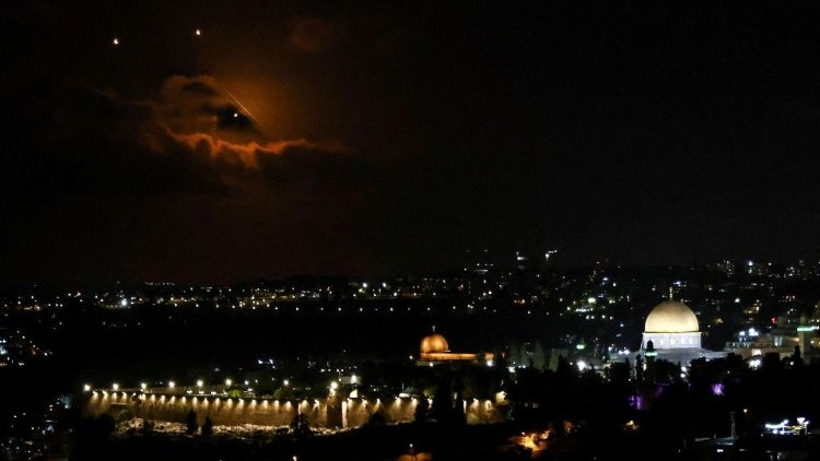 Projectiles dans le ciel hiérosolymitain après les tirs massifs de missiles balistiques iraniens sur Israël, le 1er octobre 2024. 
