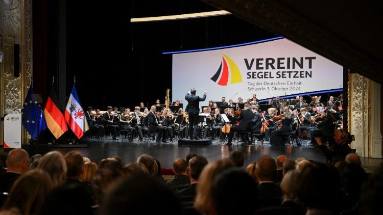 34. Jubiläum des Tages der Deutschen Einheit, Feier im Staatstheater in Schwerin