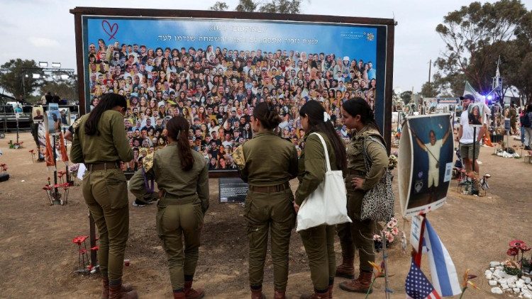 Le celebrazioni a Reim, in commemorazione delle vittime dell'attacco del 7 ottobre