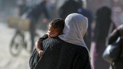 Palästinenser fliehen aus Gebieten im östlichen Teil von Khan Younis nach einem israelischen Evakuierungsbefehl, im südlichen Gaza-Streifen