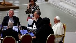 Papa Françesku mori pjesë në takimin e pasdites së Sinodit të Ipeshkvijve për paraqitjen e Instrumentum Laboris