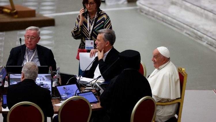 Papa Françesku mori pjesë në takimin e pasdites së Sinodit të Ipeshkvijve për paraqitjen e Instrumentum Laboris