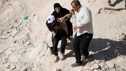 Lidé přecházejí přes hranici z Libanonu do Sýrie na hraničním přechodu Masnaa