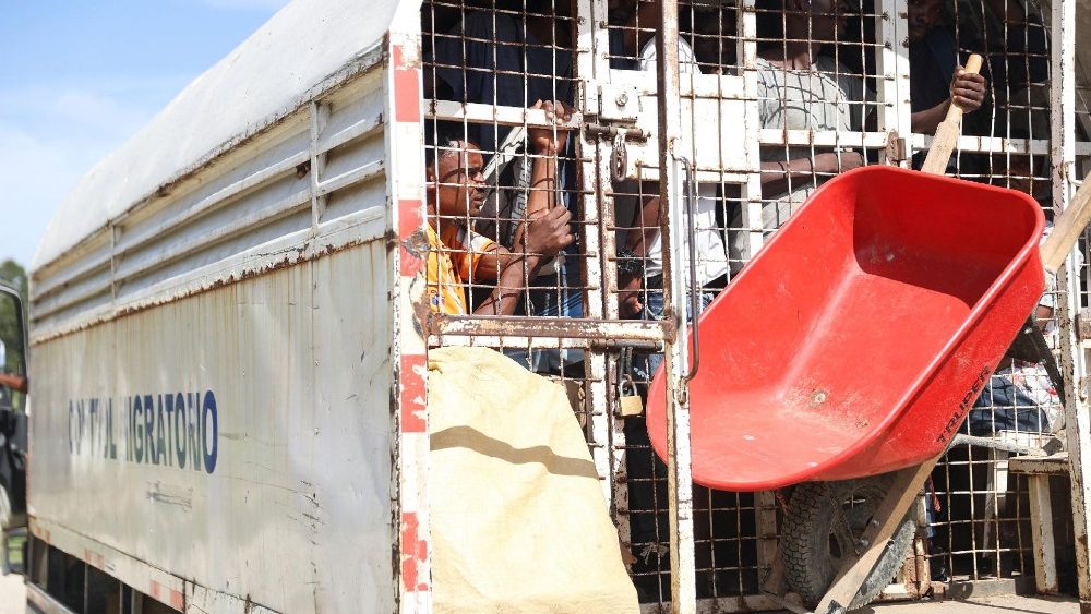 República Dominicana planeja deportar dezenas de milhares de migrantes de volta ao Haiti (Reuters)