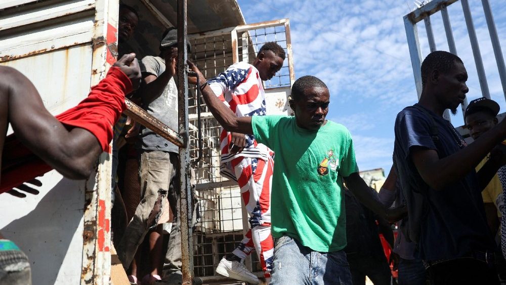 República Dominicana planeja deportar dezenas de milhares de migrantes de volta ao Haiti (Reuters)