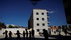 Kinder im Libanon in Schulen und Behelfszentren