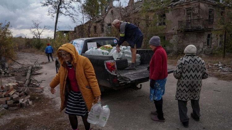 Um voluntário distribui água potável engarrafada para moradores, durante o conflito Rússia-Ucrânia, na cidade de Chasiv Yar, na linha de frente, na região de Donetsk, Ucrânia, em 16 de outubro de 2024. REUTERS/Inna Varenytsia
