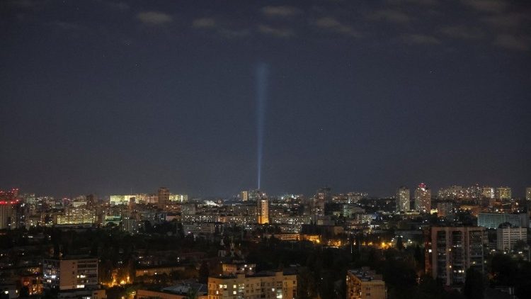 Pessoal de serviço ucraniano usa holofote enquanto procura drones no céu sobre o centro da cidade durante um ataque de drones russos, em Kiev, em meio ao ataque da Rússia à Ucrânia, em 20 de outubro de 2024. REUTERS/Gleb Garanich