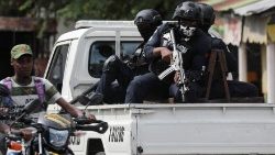 La polizia pattuglia le aree della capitale devastate dall'azione delle gang