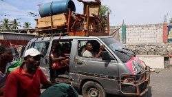 Des familles fuient la violence des gangs à Port-au-Prince, le 20 octobre. 