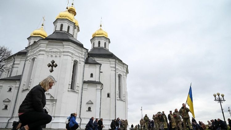 Militares ucranianos carregam um caixão com o corpo de seu irmão de armas Volodymyr Baranov, que foi morto recentemente em uma luta contra tropas russas na região de Kursk, na Rússia, em meio ao ataque da Rússia à Ucrânia, durante uma cerimônia fúnebre em Chernihiv, Ucrânia, em 25 de outubro de 2024. REUTERS/Maksym Kishka