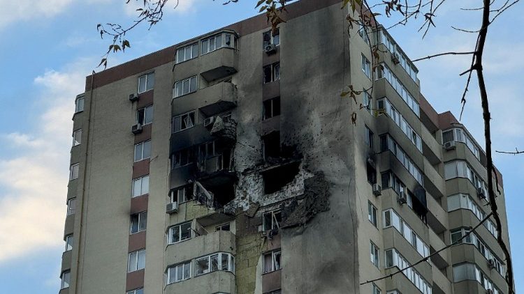 Uma vista mostra um prédio de apartamentos danificado durante um ataque de drone russo, em meio ao ataque da Rússia à Ucrânia, em Kiev, Ucrânia, em 26 de outubro de 2024. REUTERS/Yurii Kovalenko