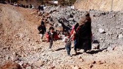 Pessoas migram do Líbano para a Síria enquanto fogem das hostilidades em curso entre o Hezbollah e as forças israelenses