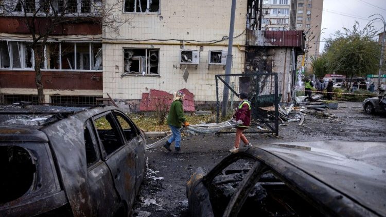 Trabalhadores removem escombros de um prédio de apartamentos que foi danificado durante um ataque de drone russo, em meio ao ataque da Rússia à Ucrânia, em Kiev, Ucrânia, em 29 de outubro de 2024. REUTERS/Thomas Peter