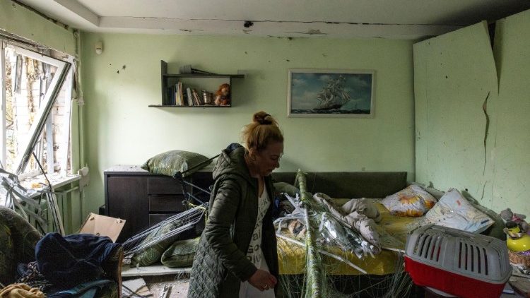 Vita Tkachenko, que foi ferida por destroços voadores enquanto dormia, inspeciona os danos em seu apartamento após um ataque de drone russo, em meio ao ataque da Rússia à Ucrânia, em Kiev, Ucrânia, em 29 de outubro de 2024. REUTERS/Thomas Peter