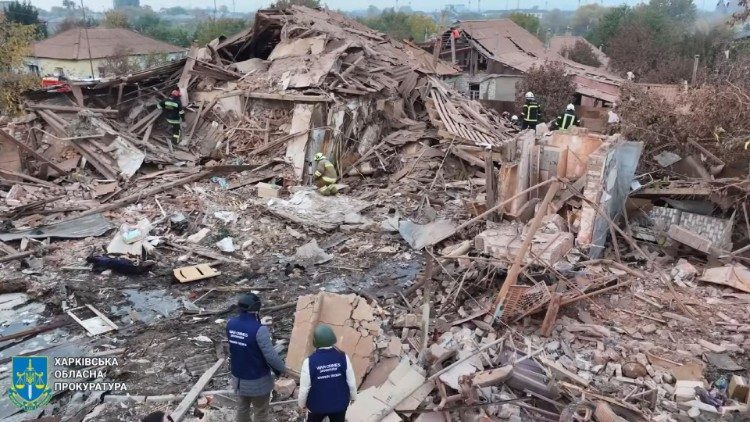 Destruição em um bairro residencial depois que autoridades locais relataram que uma bomba russa matou várias pessoas na área, em Kharkiv, Ucrânia, em 29 de outubro de 2024, nesta imagem estática de um vídeo de mídia social. Kharkiv Regional Prosecutor's Office via REUTERS.