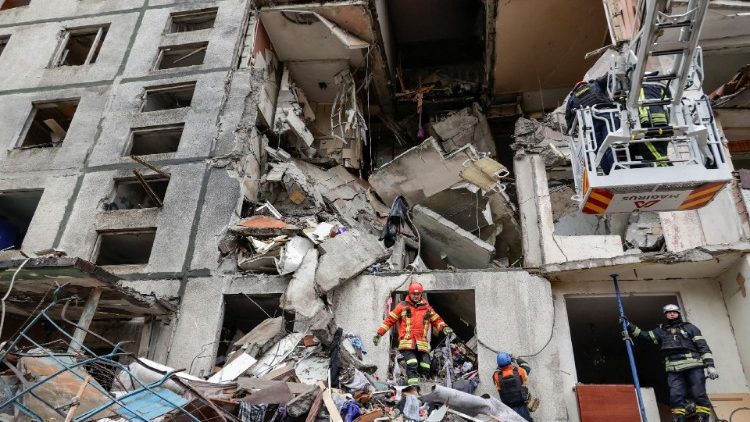 Equipes de resgate trabalham no local de um prédio de apartamentos que foi atingido por um ataque aéreo russo em Kharkiv, em meio ao ataque da Rússia à Ucrânia, em 31 de outubro de 2024. REUTERS/Sofiia Gatilova