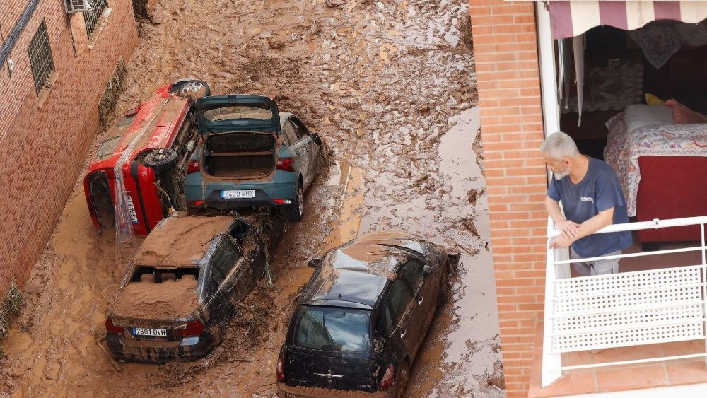 Um homem olha para uma rua coberta de lama após chuvas torrenciais que causaram inundações, em Paiporta, Espanha, 31 de outubro de 2024. REUTERS/Eva Manez
