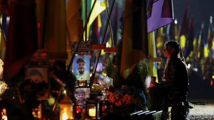 Ucraniana diante de túmulo onde está sepultado familiar, em um cemitério militar na véspera do Dia de Todos os Santos, em meio ao ataque da Rússia à Ucrânia, em Lviv, Ucrânia, em 31 de outubro de 2024. REUTERS/Roman Baluk