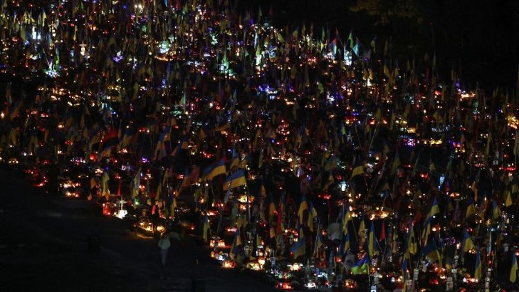 Velas queimam em túmulos em um cemitério militar na véspera do Dia de Todos os Santos, em meio ao ataque da Rússia à Ucrânia, em Lviv, Ucrânia, em 31 de outubro de 2024. REUTERS/Roman Baluk