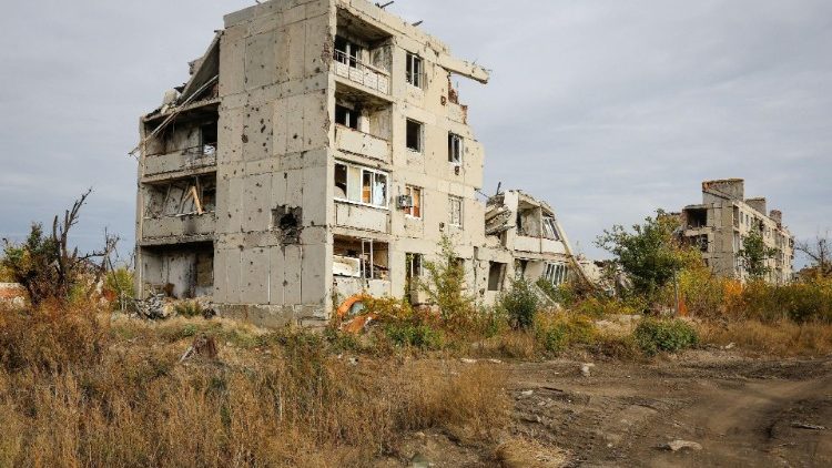 Prédios residenciais, danificados durante o conflito Rússia-Ucrânia, são vistos em uma vila de Pisky na região de Donetsk, Ucrânia controlada pela Rússia, em 1º de novembro de 2024. REUTERS/Alexander Ermochenko