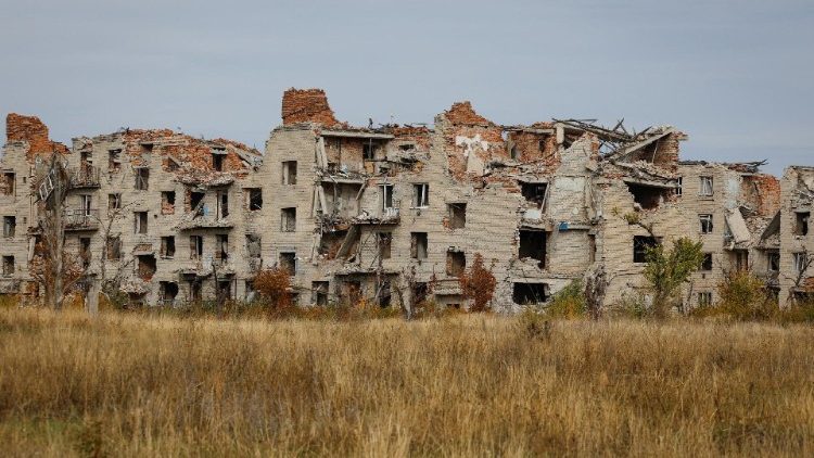 Um prédio residencial, danificado durante o conflito Rússia-Ucrânia, é visto na vila de Pisky, na região de Donetsk, Ucrânia controlada pela Rússia, em 1º de novembro de 2024. REUTERS/Alexander Ermochenko
