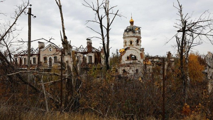 Convento de Iverskiy, danificado durante o conflito Rússia-Ucrânia, é visto no povoado de Pisky, na região de Donetsk, Ucrânia controlada pela Rússia, em 1º de novembro de 2024. REUTERS/Alexander Ermochenko