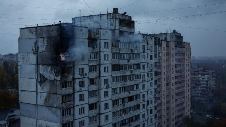 Edificio in fiamme a Kyiv