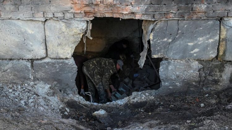 Moradores inspecionam o porão de seu prédio de apartamentos atingido por um ataque de drone russo, em meio ao ataque da Rússia à Ucrânia, na vila de Krasylivka, região de Chernihiv, Ucrânia, 3 de novembro de 2024. REUTERS/Maksym Kishka