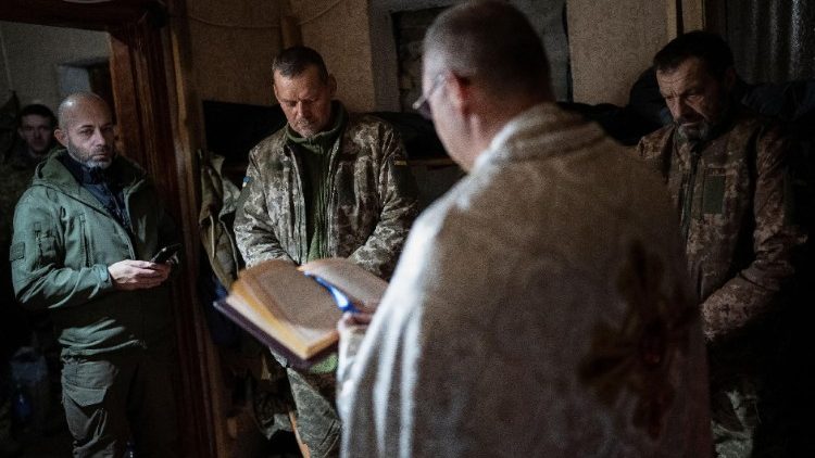 Um capelão militar Yuriy conduz uma celebração ortodoxo para novos recrutas da 24ª Brigada Mecanizada Separada das Forças Armadas Ucranianas, nomeada em homenagem ao Rei Danylo, antes de sua primeira missão de combate, em meio ao ataque da Rússia à Ucrânia, perto da cidade de Chasiv Yar na região de Donetsk, Ucrânia, 3 de novembro de 2024. REUTERS/Inna Varenytsia 