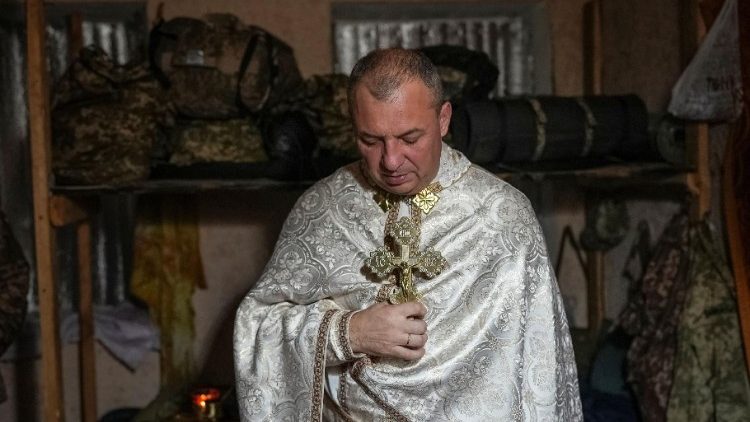 Um capelão militar Yuriy conduz uma celebração ortodoxo para novos recrutas da 24ª Brigada Mecanizada Separada das Forças Armadas Ucranianas, nomeada em homenagem ao Rei Danylo, antes de sua primeira missão de combate, em meio ao ataque da Rússia à Ucrânia, perto da cidade de Chasiv Yar na região de Donetsk, Ucrânia, 3 de novembro de 2024. REUTERS/Inna Varenytsia 