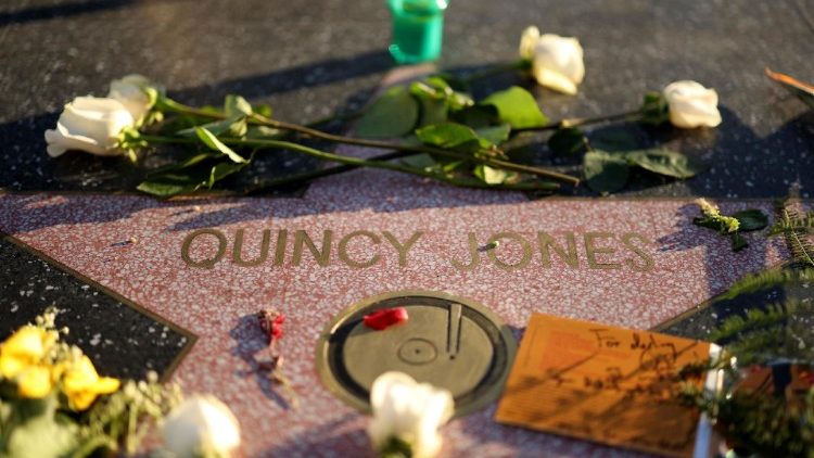 La stella dedicata a Quincy Jones a Hollywood decorata di fiori dopo la sua morte