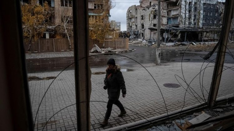 Um fotógrafo passa por edifícios danificados por um ataque militar russo, em meio ao ataque da Rússia à Ucrânia, na cidade de Pokrovsk, na região de Donetsk, Ucrânia, em 4 de novembro de 2024. REUTERS/Inna Varenytsia