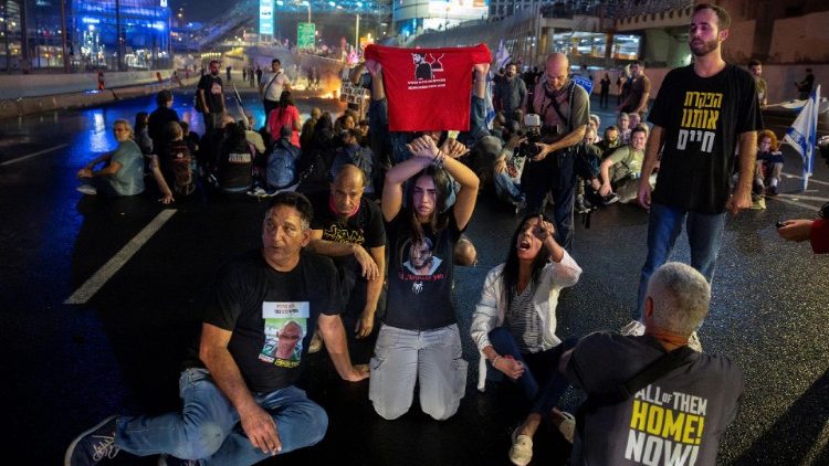 Proteste di cittadini a Tel Aviv dopo il licenziamento di Gallant