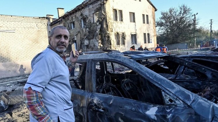 Um profissional de saúde reage perto de seu carro destruído no local de um hospital regional de oncologia atingido por um ataque aéreo russo, em meio ao ataque da Rússia à Ucrânia, em Zaporizhzhia, Ucrânia, em 7 de novembro de 2024. REUTERS/Stringer