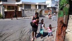 Persone costrette a lasciare le proprie case a causa della violenza delle gang a  Port-au-Prince (Reuters)