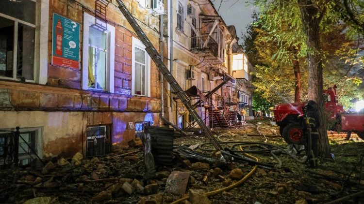 Um bombeiro trabalha em um local de um prédio de apartamentos danificado durante ataques de mísseis e drones russos, em meio ao ataque da Rússia à Ucrânia, em Odesa, Ucrânia, em 15 de novembro de 2024. REUTERS/Nina Liashonok