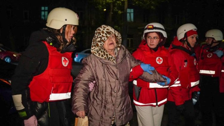 Paramédicos auxiliam uma mulher evacuada de um prédio de apartamentos danificado durante ataques de mísseis e drones russos, em meio ao ataque da Rússia à Ucrânia, em Odesa, Ucrânia, nesta foto divulgada em 15 de novembro de 2024. Serviço de imprensa do Serviço de Emergência Estatal da Ucrânia na região de Odessa/Folheto via REUTERS 